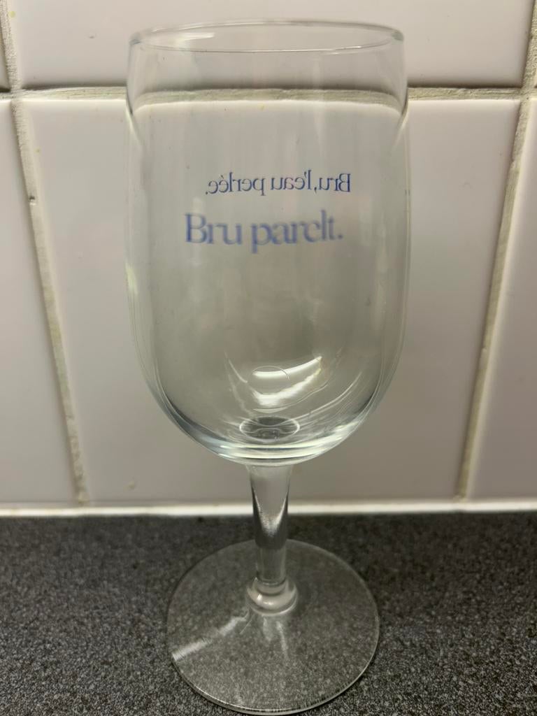 Glas Bru opschrift in 2 verschillende talen, Verzamelen, Ophalen, Zo goed als nieuw