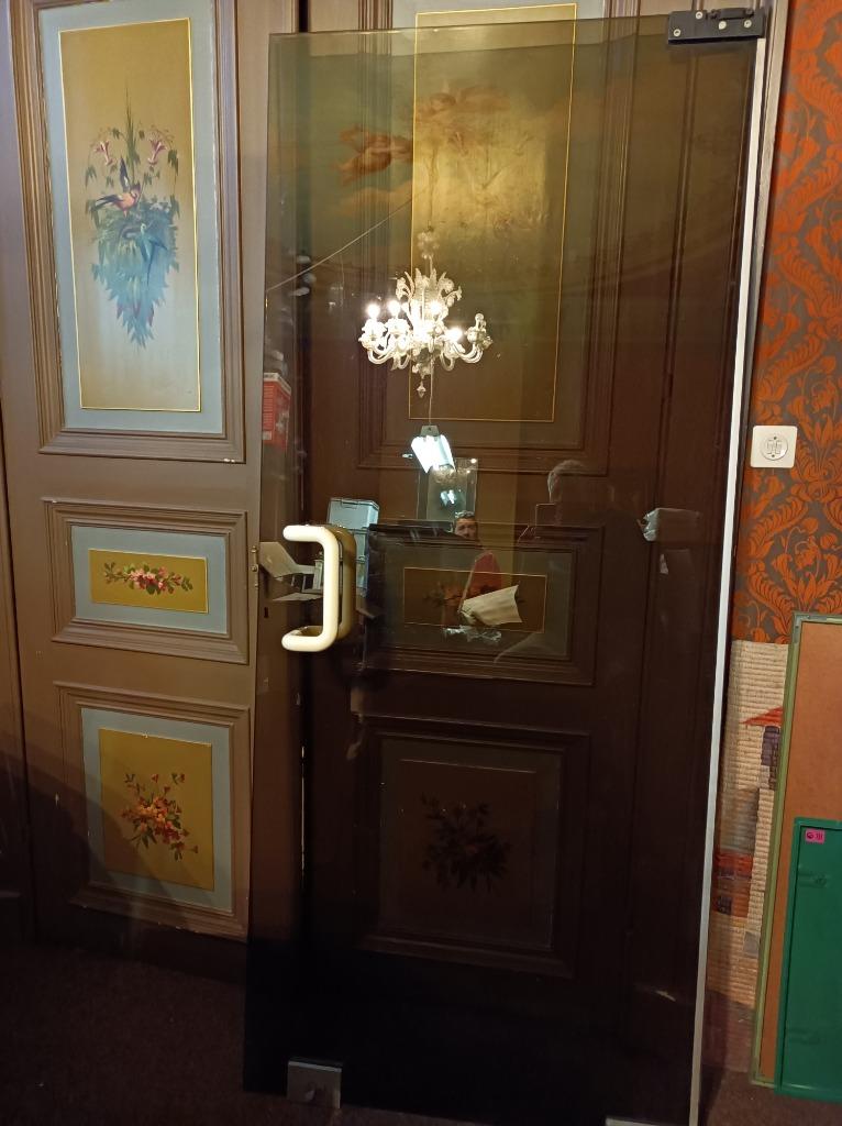 deur in gefumeerd veiligheidsglas dateert uit jaren '70, Ophalen