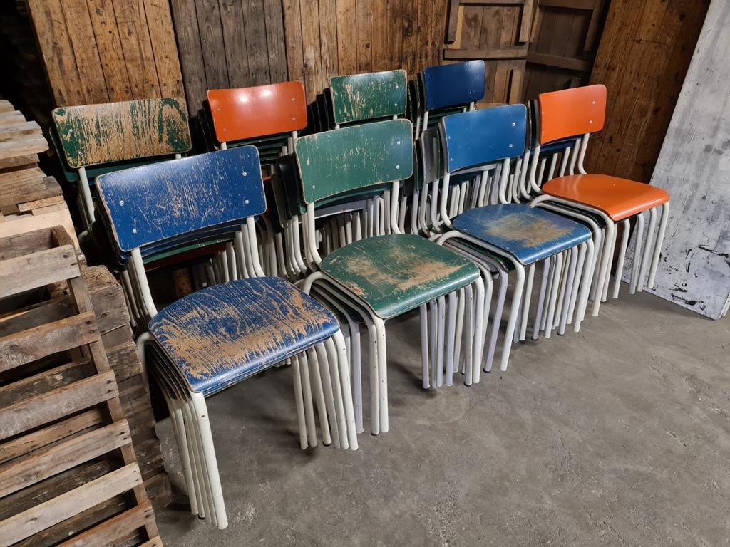 Lot de 120 chaises empilables anciennes colorées, rétro, vin, Enlèvement, Bois, Retro vintage, Cinq, Six Chaises ou plus