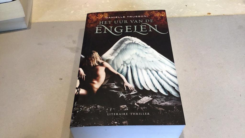 Danielle Trussoni - Het uur van de engelen[£], Ophalen of Verzenden, Zo goed als nieuw, Danielle Trussoni