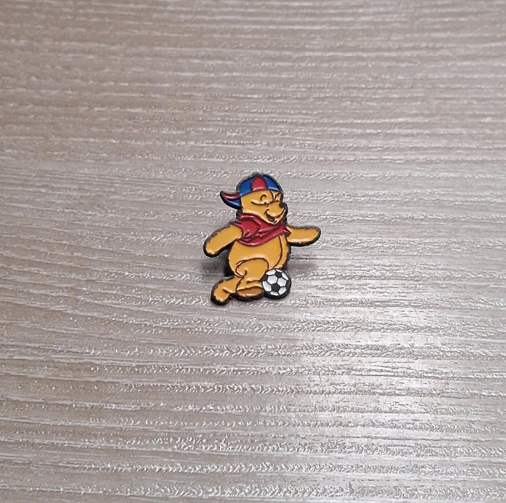 DISNEY - WINNIE THE POOH - WINNIE DE POEH - VOETBAL, Verzenden, Gebruikt, Figuurtje, Speldje of Pin