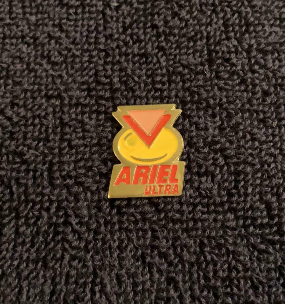 PIN - ARIEL ULTRA - WASMIDDEL - LESSIVE, Verzenden, Gebruikt, Merk, Speldje of Pin