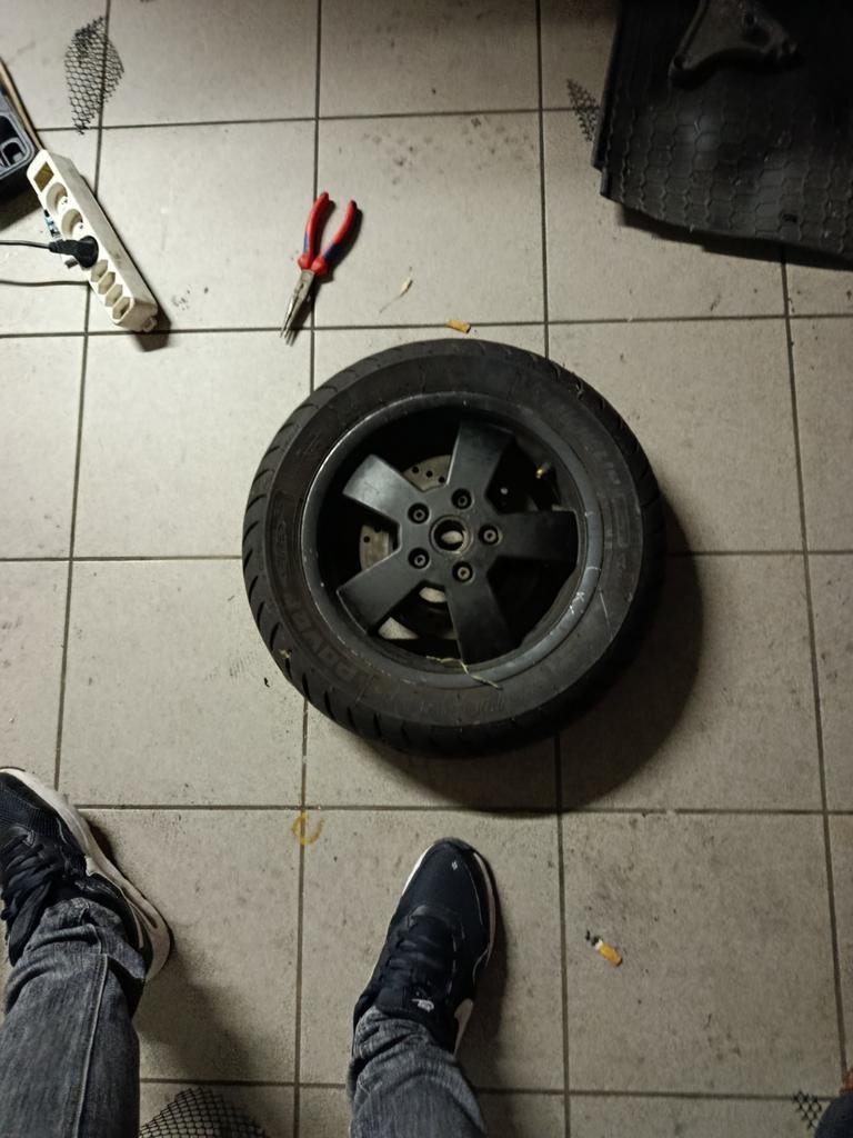 Vespa velg  goeden band  gts 125 achter, Motoren, Ophalen