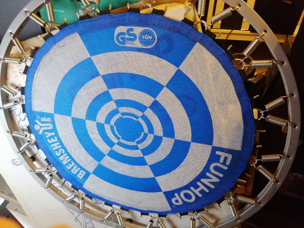 Beschadigde mini trampoline voor onderdelen, Ophalen, Gebruikt