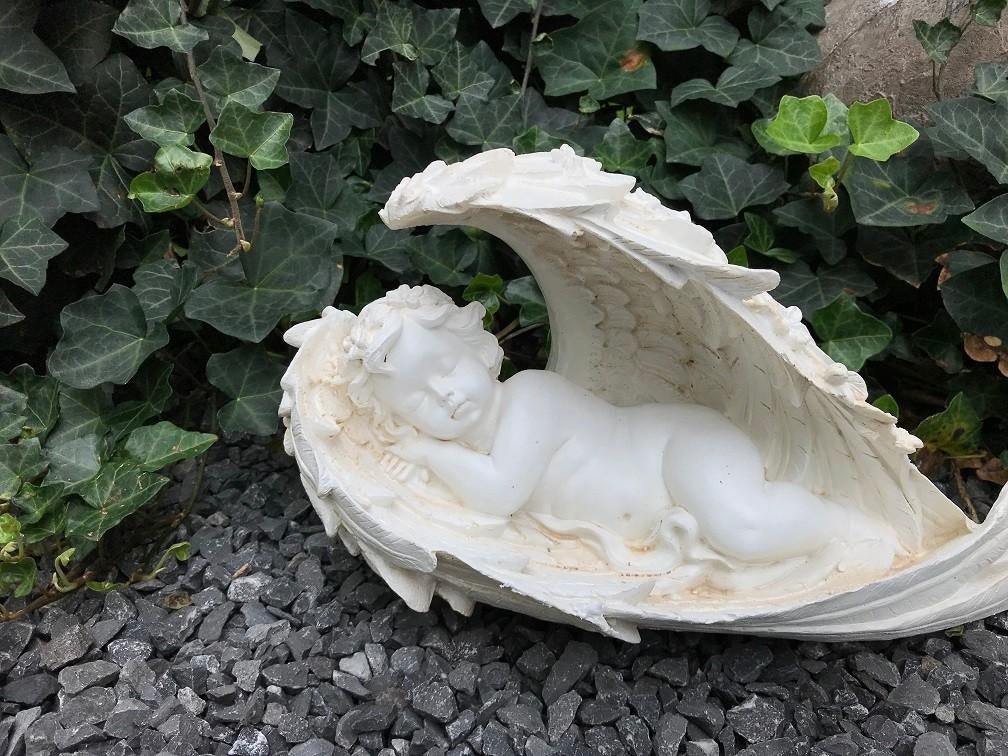 Beeld van engel, slapend in zijn vleugels, Ophalen of Verzenden, Religie