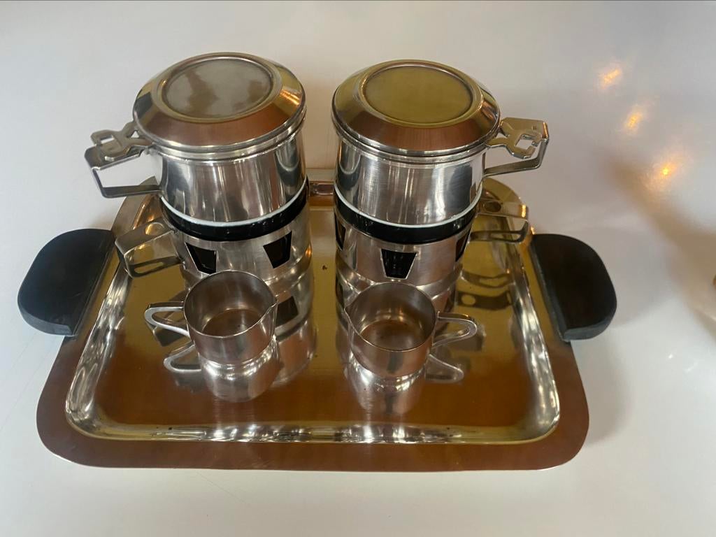 Verzilverde koffiefilters met melkkannetjes op plateau, Ophalen