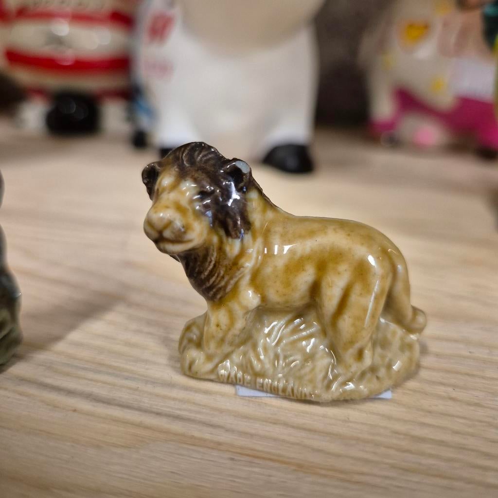 Wade, 2 porseleinen figuurtjes,´80, England, Husky en leeuw, Ophalen of Verzenden