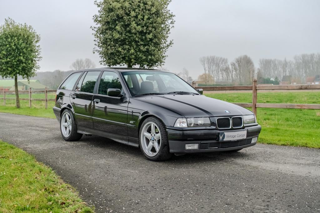 BMW 320i Break Automaat, Autos, 110 kW, Entreprise, Noir, 5 portes