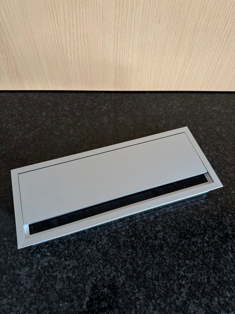 KABELDOORVOER ALU HETTICH MET KLEP EN BORSTELAFDICHTING, Doe-het-zelf en Bouw, IJzerwaren en Bevestigingsmiddelen, Ophalen of Verzenden