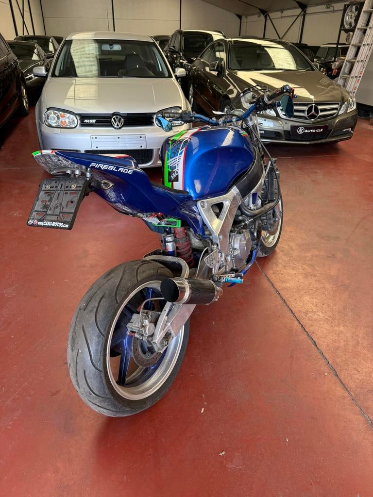 Honda Fireblade 550km au compteur, a remettre en route, Motos, Super Sport, Particulier, 4 cylindres, 900 cm³