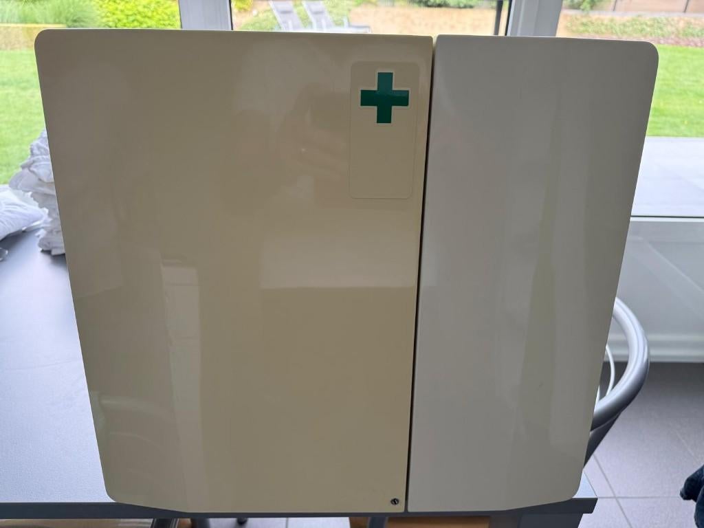 Medicijnkastje wit, Ophalen, Gebruikt