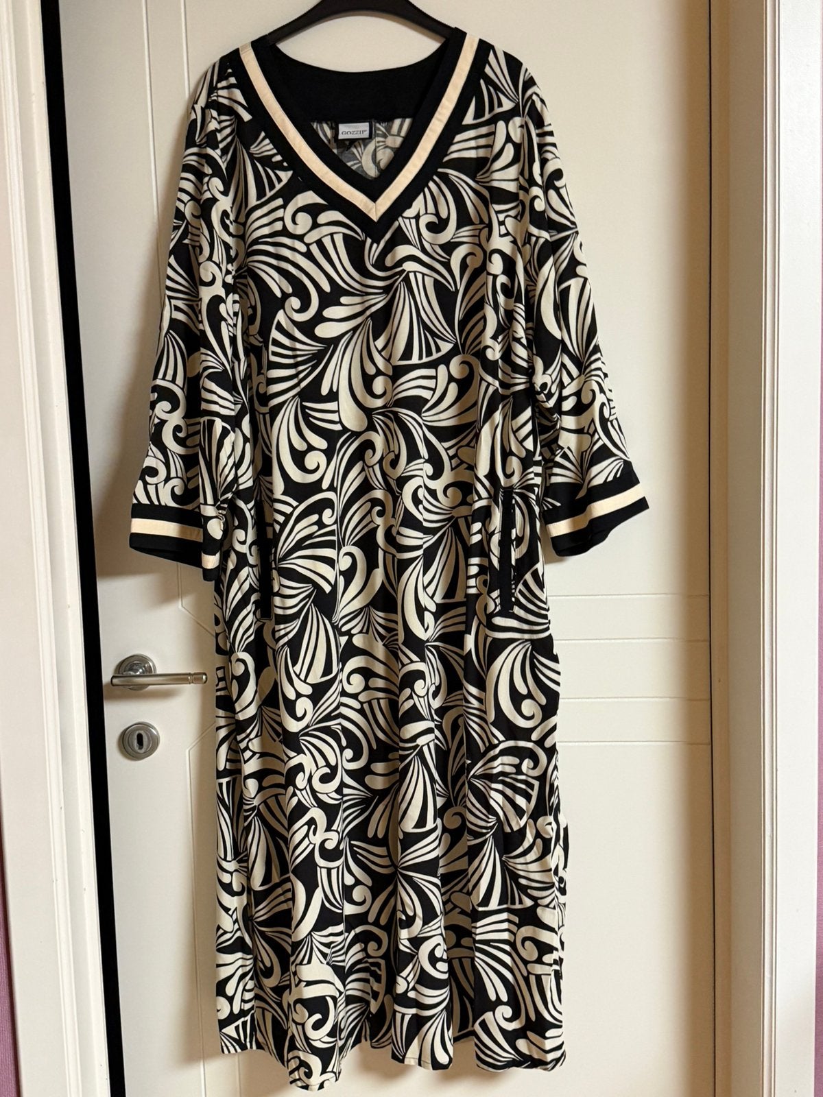 Nieuwe jurk van Curve merk Gozzip, Kleding | Dames, Ophalen of Verzenden, Nieuw, Jurk