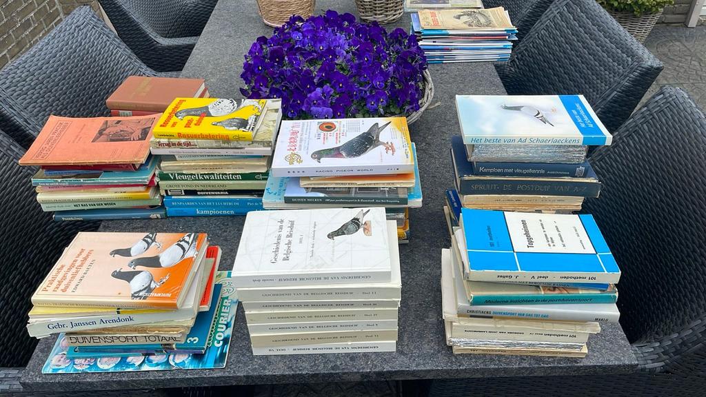 Allerlei Duivenboeken 80 stuks, Ophalen of Verzenden, Gelezen