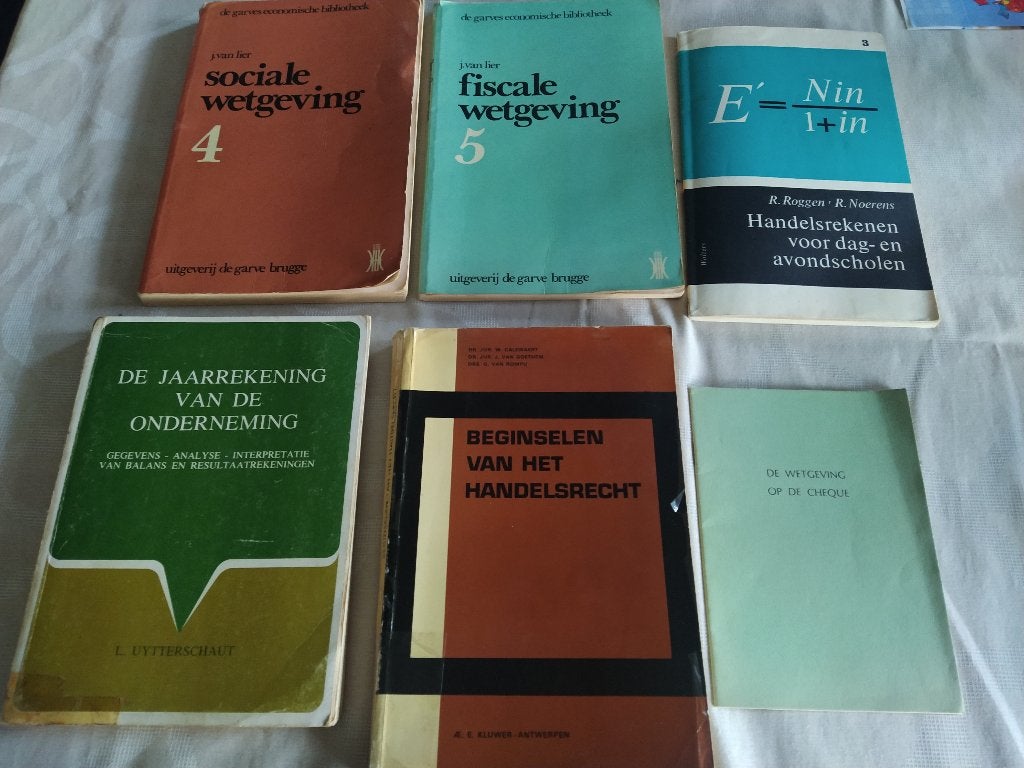 oude handboeken; recht - economie - fiscaliteit, Enlèvement ou Envoi