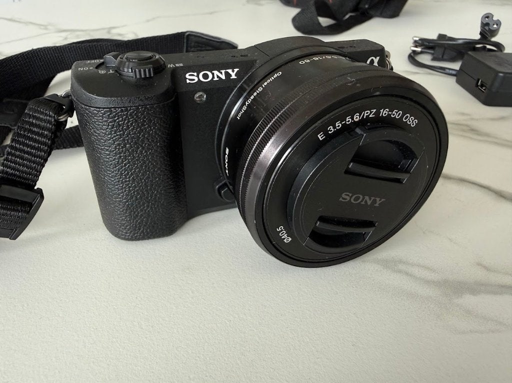 Sony Alpha a5100 + 16-50mm lens, Audio, Tv en Foto, Fotocamera's Digitaal, Ophalen of Verzenden, Zo goed als nieuw, Lensdop, Sony