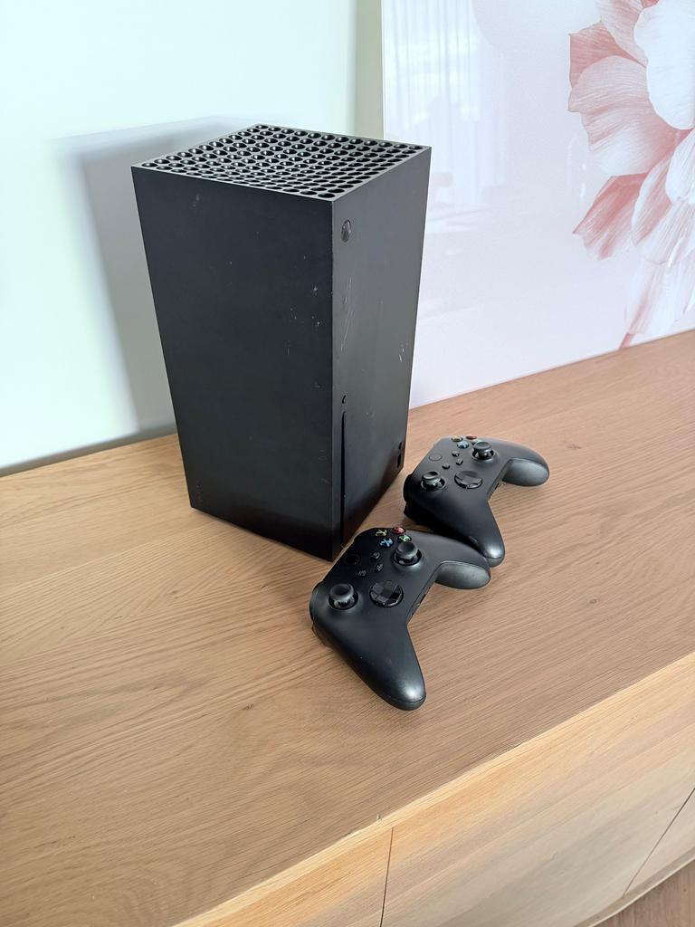 Xbox Series X – met 2 controllers, Games en Spelcomputers, Ophalen, Zo goed als nieuw, Xbox Series X