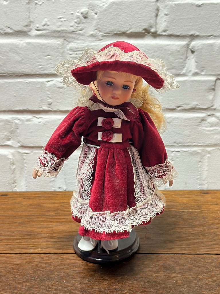 Vintage porseleinen verzamelpop in bordeauxrode fluwelen jur, Kinderen en Baby's, Gebruikt, Overige typen, Info@denekster.com