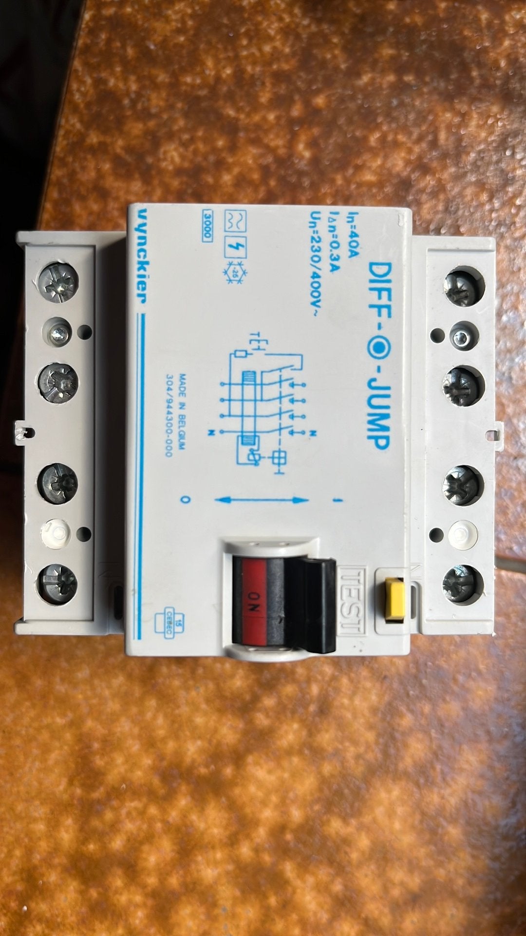 Differentieelschakelaar 4-polig 40 A -300 mA, Enlèvement, Utilisé, Interrupteur différentiel