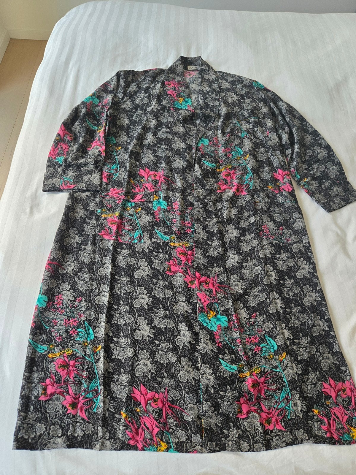 Nieuwe kamerjas 100 %zijden merk Hom nog in originele verpak, Kleding | Heren, Ophalen of Verzenden, Nieuw, Maat 52/54 (L), Selected homme