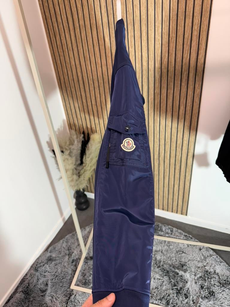Pull moncler simple, Enlèvement