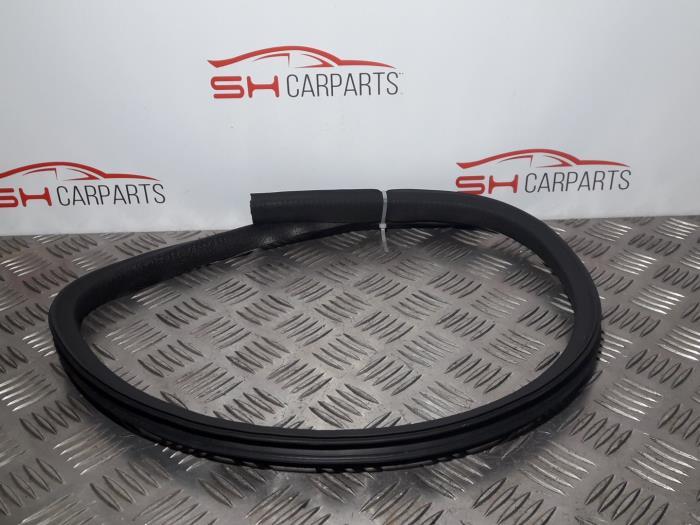 Portierrubber 4Deurs rechts-achter van een Suzuki Alto, Gebruikt, -, -, Ophalen of Verzenden