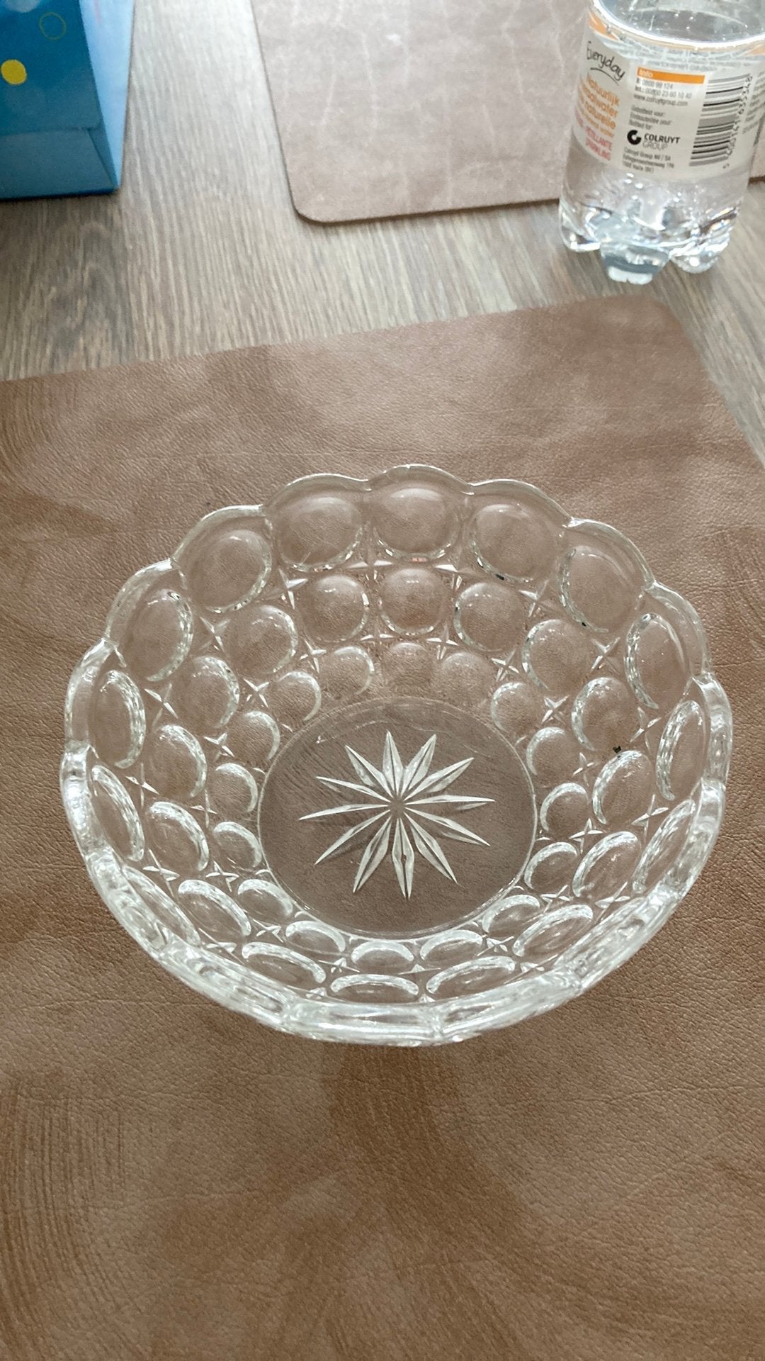 vintage schaal, geperst glas gedecoreerd met bubbelpatroon, Huis en Inrichting, Woonaccessoires | Schalen en Manden, Ophalen of Verzenden