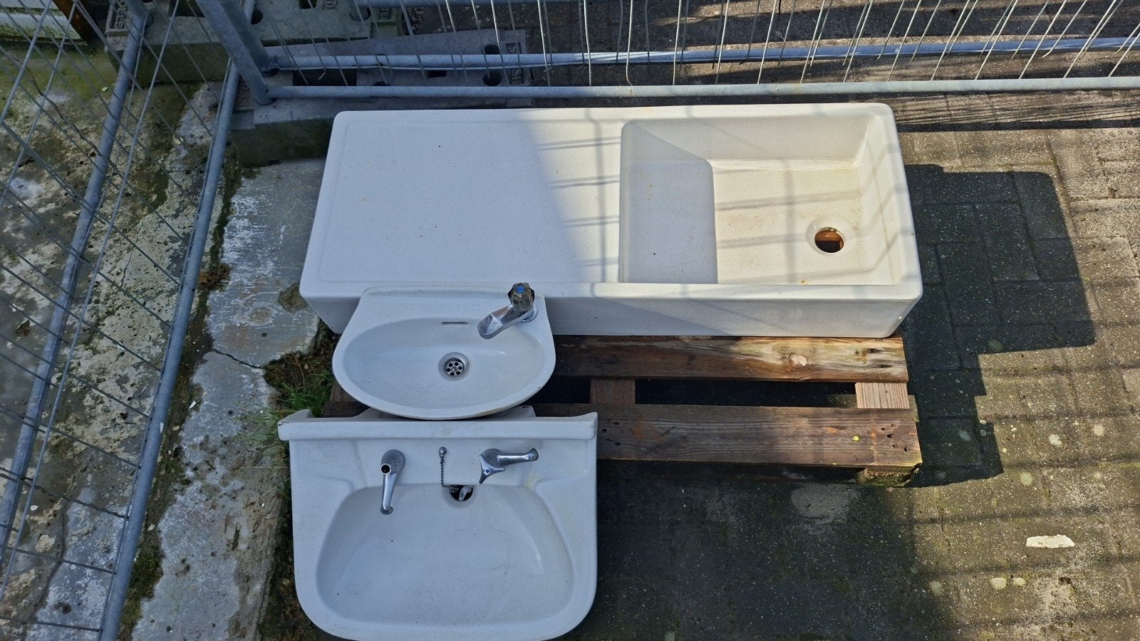 Een grote witte aanrechtspoelbak. En 2wasbakjes., Enlèvement