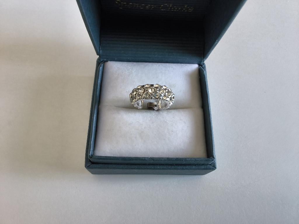 Boucle d’oreille en argent et petites pierres cristal, Enlèvement ou Envoi, Avec strass, Comme neuf, Argent