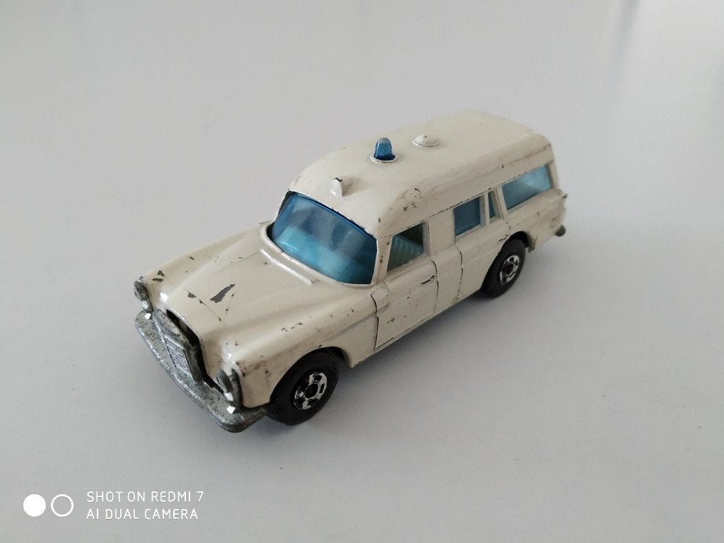 Matchbox series 3 Mercedes Benz "Binz" Ambulance 1966?, Enlèvement ou Envoi, Utilisé, Voiture