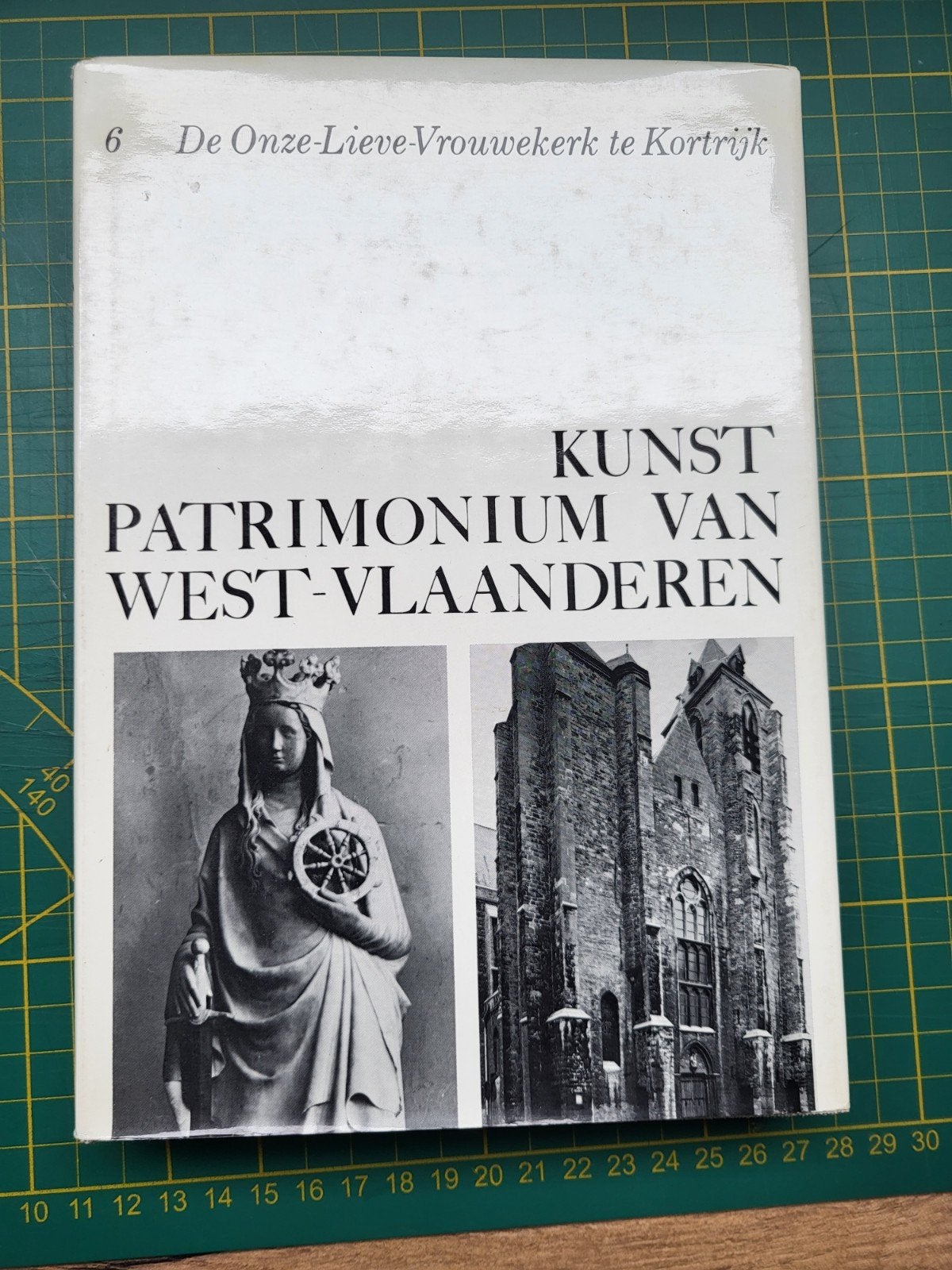 Luc Devliegher - De Onze-Lieve-Vrouwekerk te Kortrijk, Boeken, Geschiedenis | Stad en Regio, Ophalen of Verzenden, Gelezen