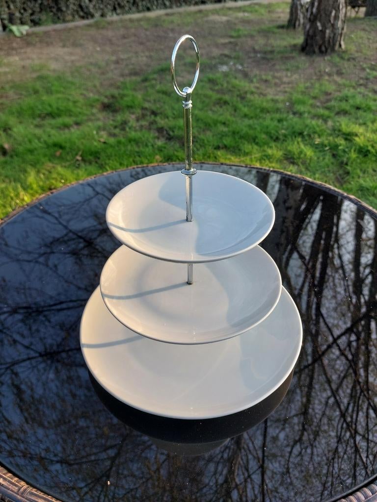 Vaisselle blanche - étagère blanche, 7 petits bols, 4 tasses, Enlèvement