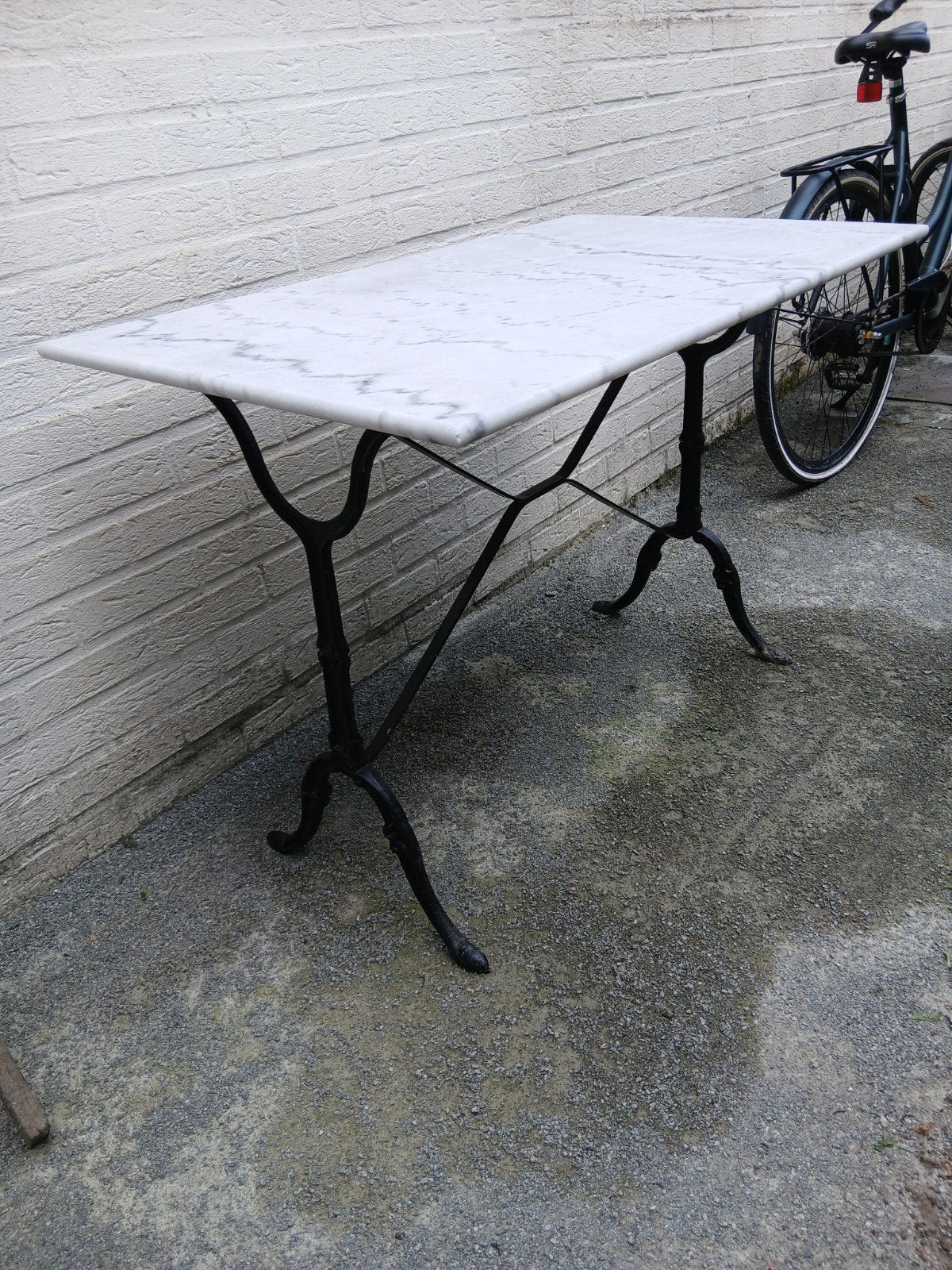 bistrotafel met marmer blad en zwarte gietijzer poten, Ophalen, Gebruikt, Rechthoekig, Overige materialen
