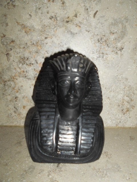 Vol Egyptisch beeldje Farao - Gesigneerd, Antiek en Kunst, Ophalen of Verzenden, Gesigneerd