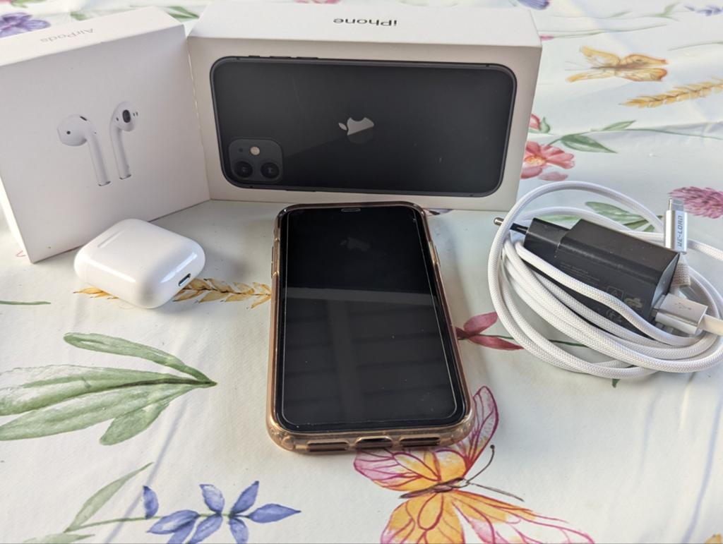 Iphone 11 noir avec airpods et chargeur, Télécoms, IPhone 11, Enlèvement, Utilisé, 64 GB