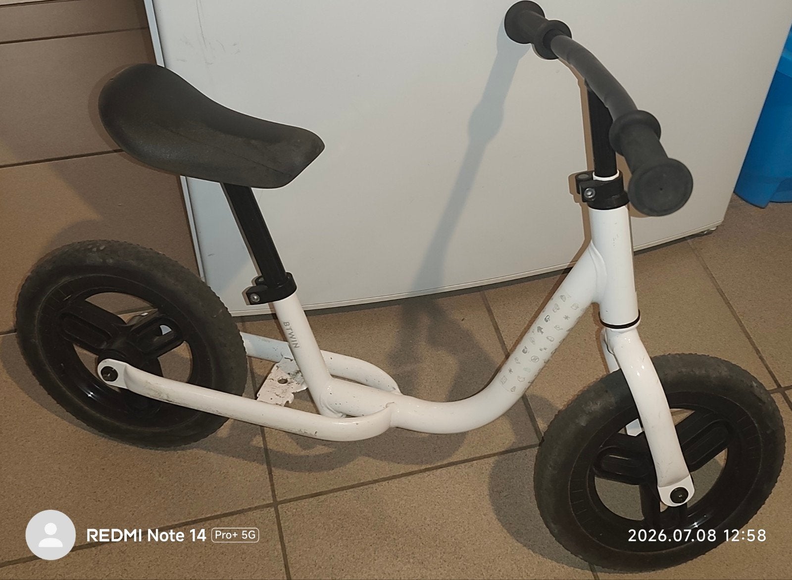 Loopfietsje Btwin zwart wit, Fietsen en Brommers, Steps, Ophalen