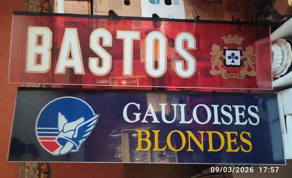 Twee PLEXI die reclame maken voor BASTOS en GAULOISES., Verzamelen, Ophalen, Gebruikt, Reclamebord