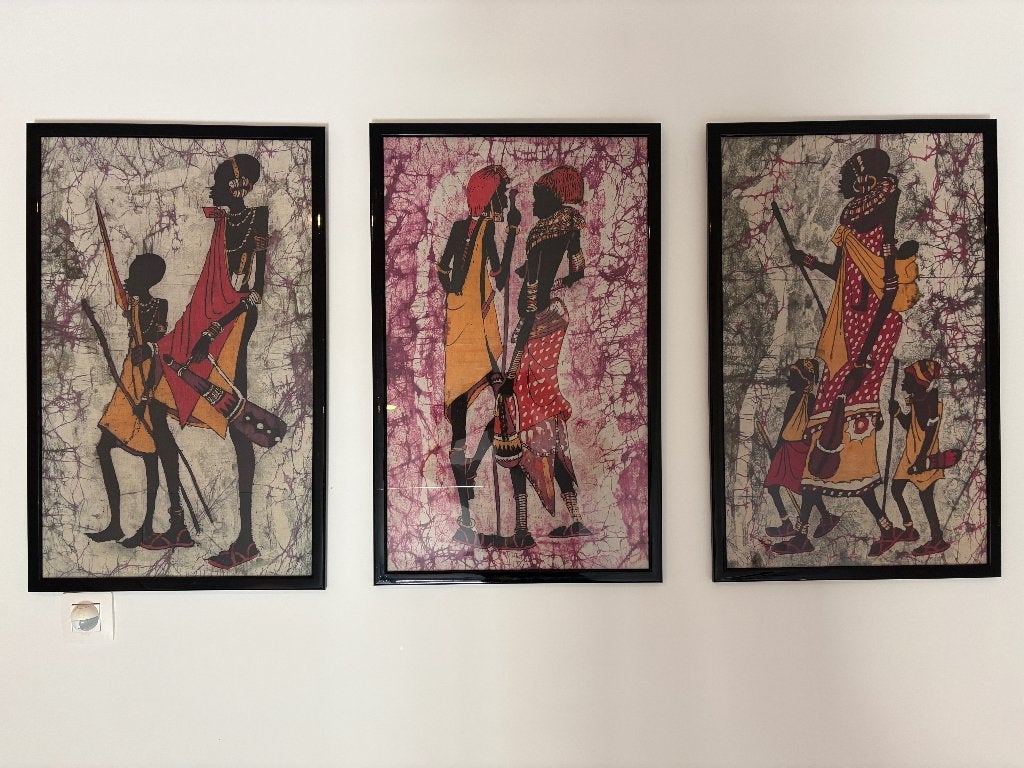 Afrikaans Drieluik – 3 Ingelijste Maasai Batik Schilderijen, Afrika, Geschilderd, Ophalen of Verzenden, Geel