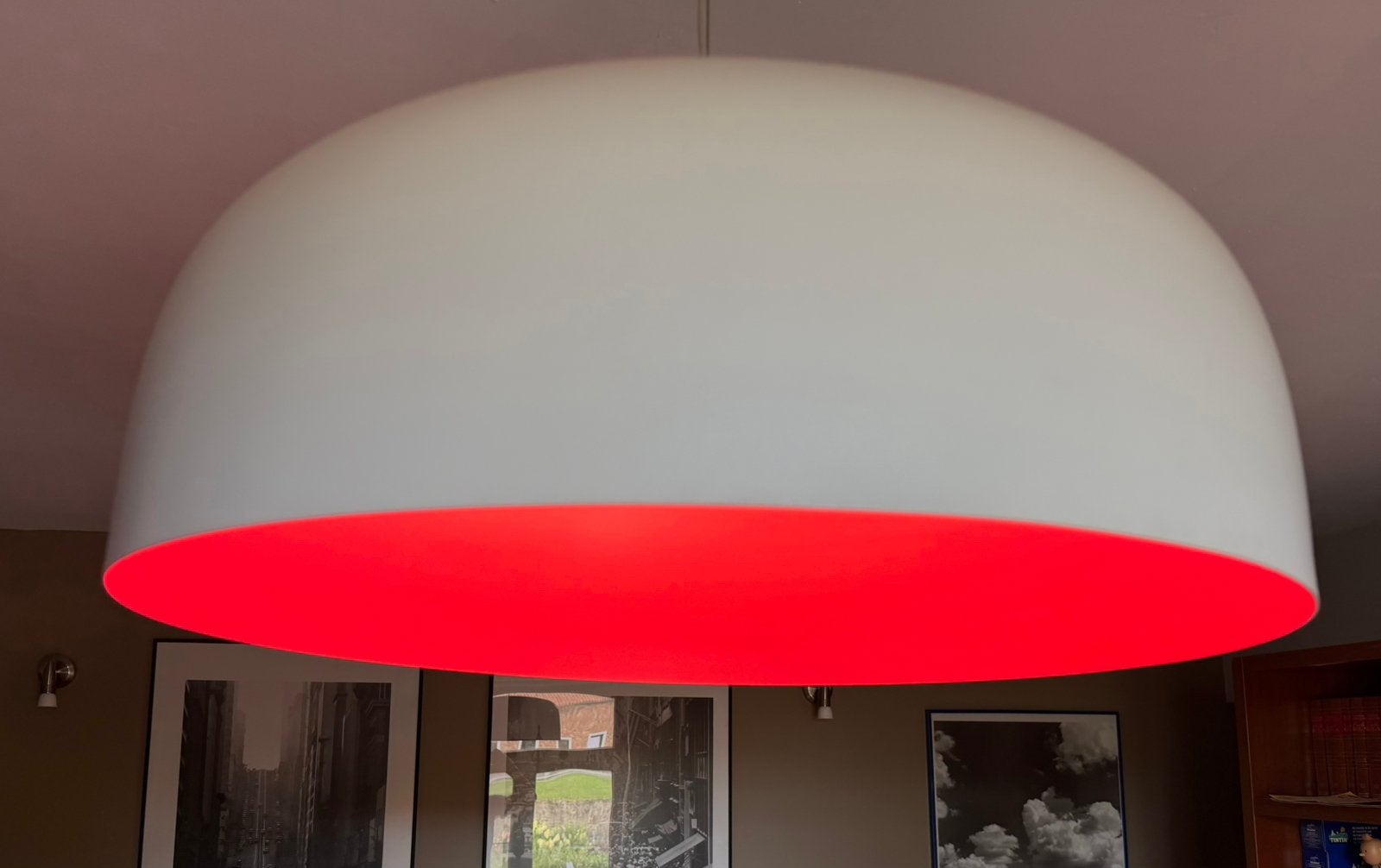 Luminaire design. Coque blanche et intérieur laqué rose, Maison & Meubles, Lampes | Suspensions, Enlèvement, Comme neuf
