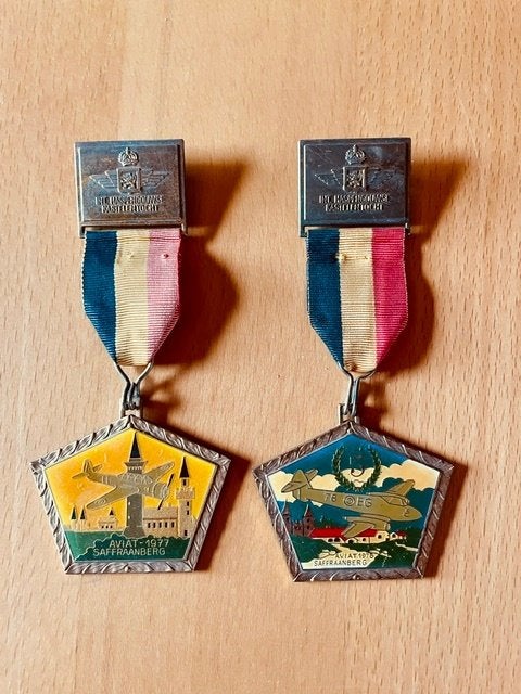 À vendre : 2 médailles, Enlèvement ou Envoi, Autres, Ruban, Médaille ou Ailes