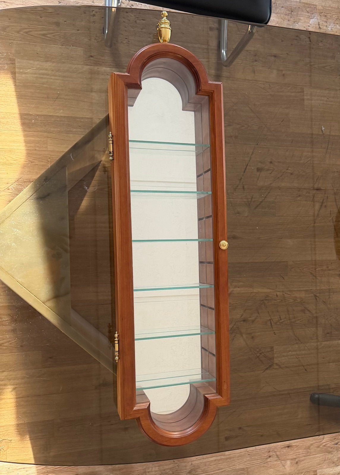 Klassieke houten wandvitrine met spiegel & glazen leggers, Huis en Inrichting, Ophalen, Gebruikt