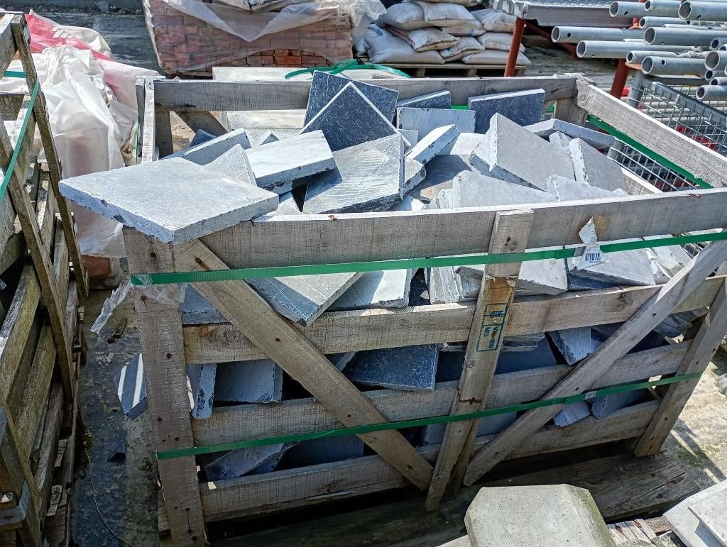 Kist met blauwe hardsteen klinkers, Ophalen, Nieuw, Natuursteen, Klinkers