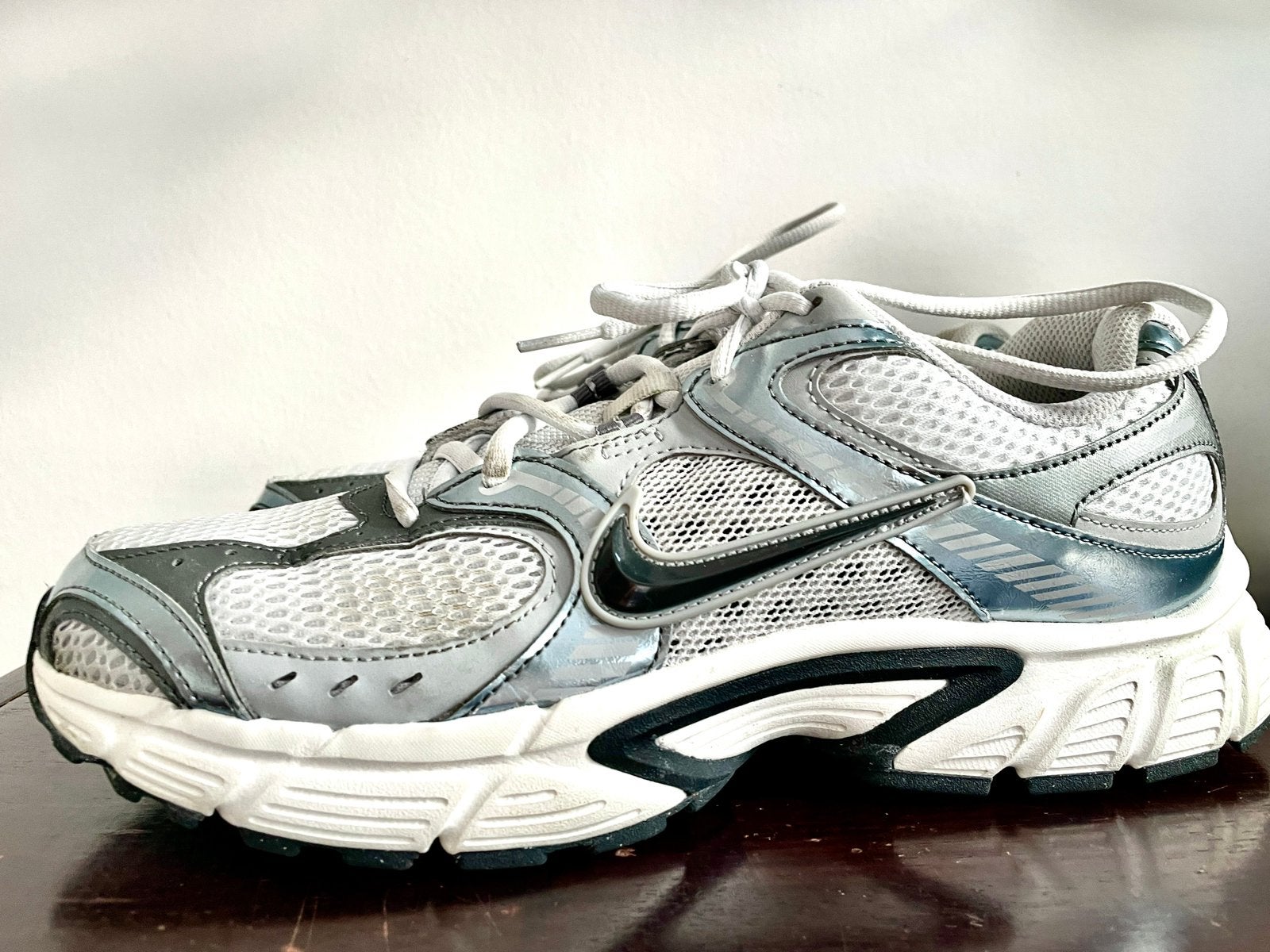 Nike V5 RNR, wit/zilver, maat 43, retro running sneaker, Ophalen of Verzenden, Zo goed als nieuw, Wit
