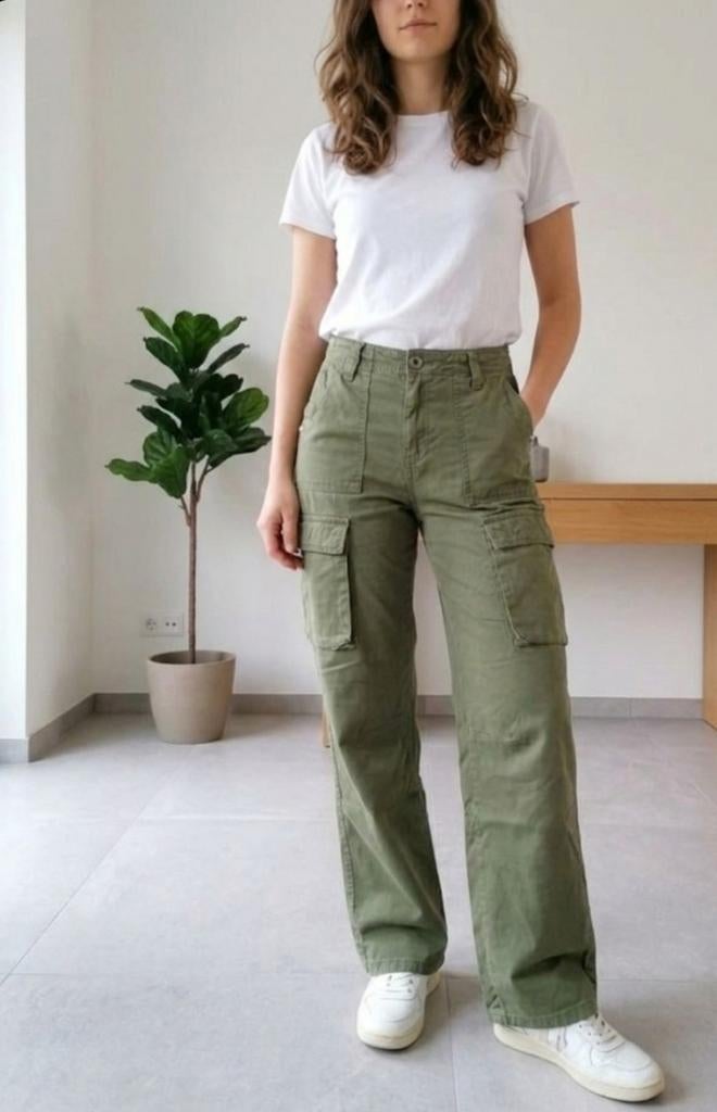 Khaki cargo broek van Bershka, mt 34, Nieuw, Maat 34 (XS) of kleiner, Lang, Bershka