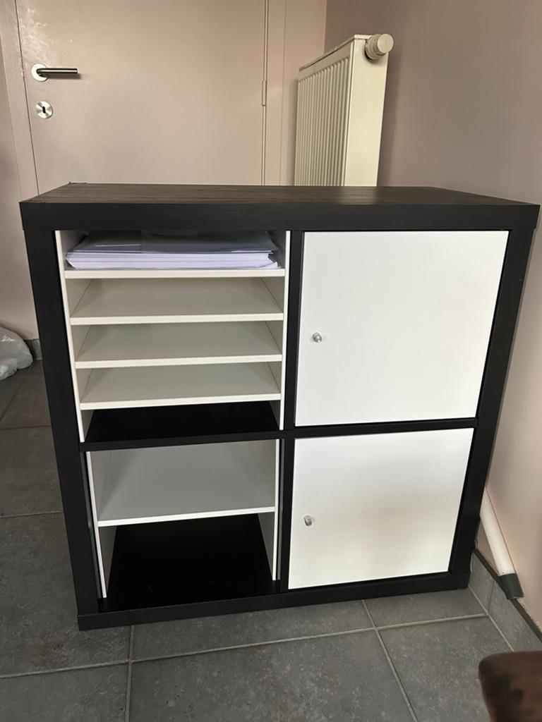 Zwarte IKEA kast, aangepast met witte deurtje, Huis en Inrichting, Ophalen, Zo goed als nieuw