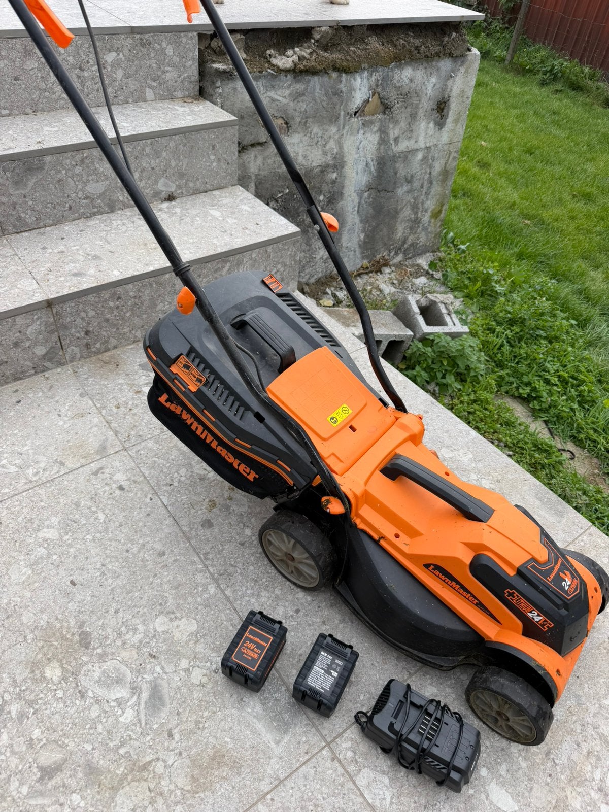 Tondeuse à gazon sans fil 24V – 2 batteries + chargeur, Jardin & Terrasse, Enlèvement, Comme neuf, Bac de ramassage