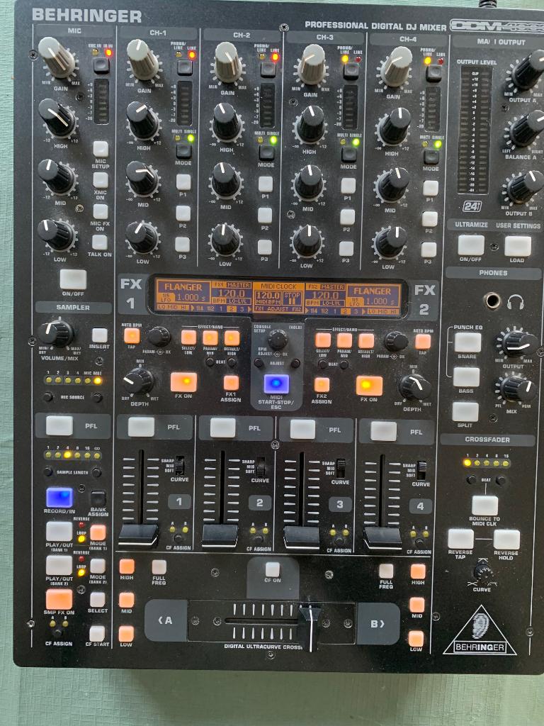 Console de mixage numérique BEHRINGER DDM4000, Enlèvement, Comme neuf, Moins de 5 canaux, Entrée micro