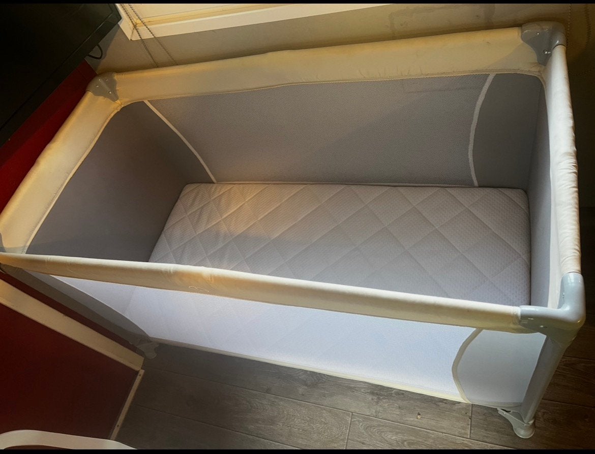 Lit pliant avec matelas état neuf., Enlèvement, Comme neuf, Lit de voyage