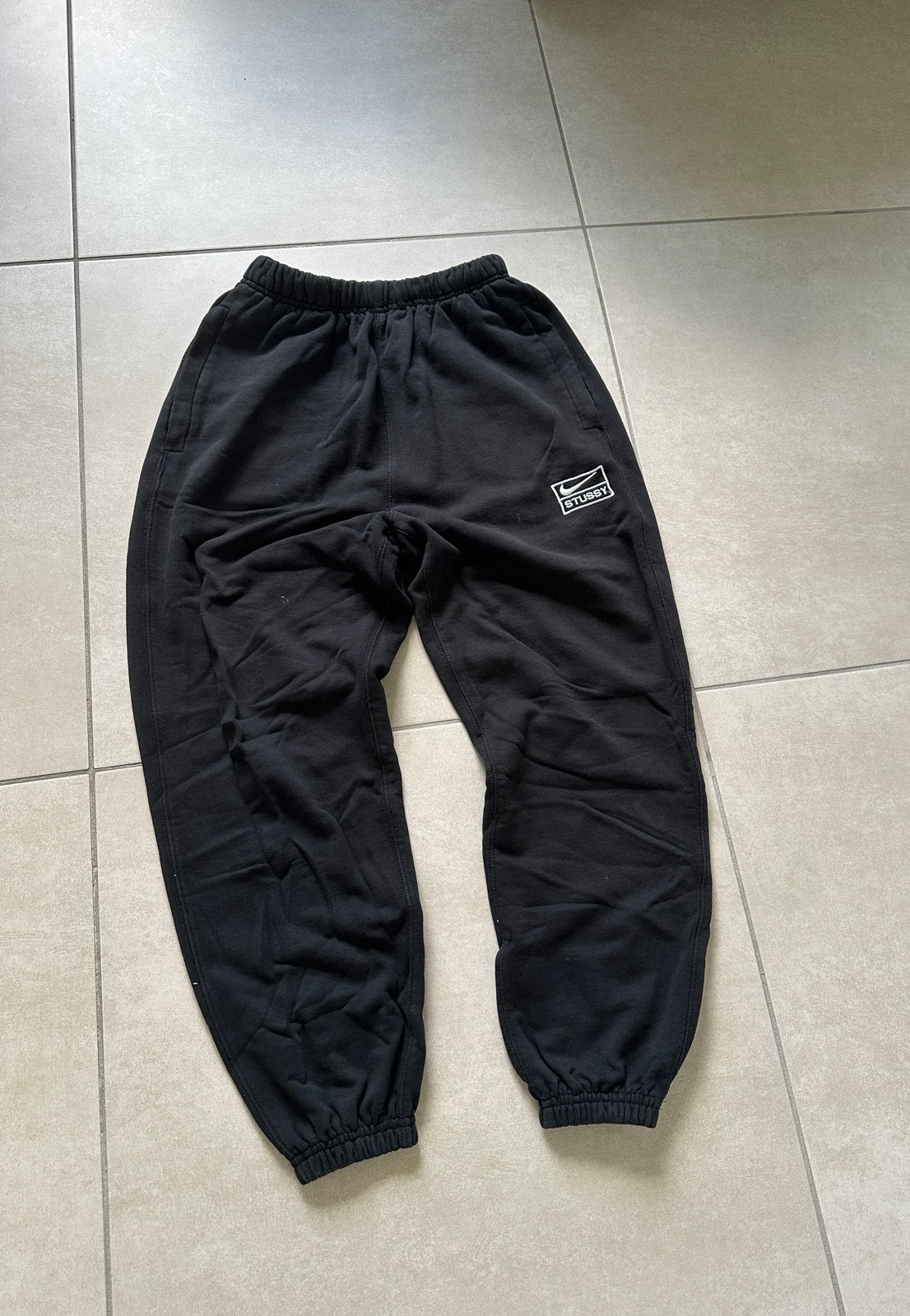 Stussy x Nike jogger M zwart, Vêtements | Hommes, Vêtements de sport, Enlèvement ou Envoi, Général, Comme neuf, Taille 48/50 (M)