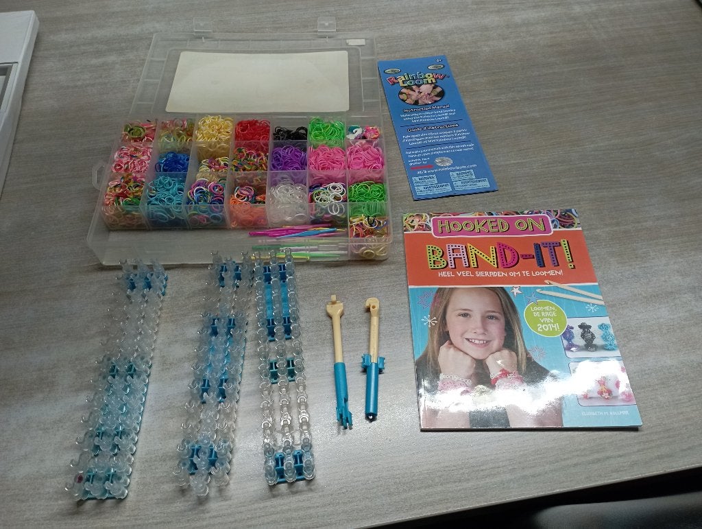 grote set loombandjes + handboek, Kinderen en Baby's, Speelgoed | Educatief en Creatief, Ophalen of Verzenden, Zo goed als nieuw