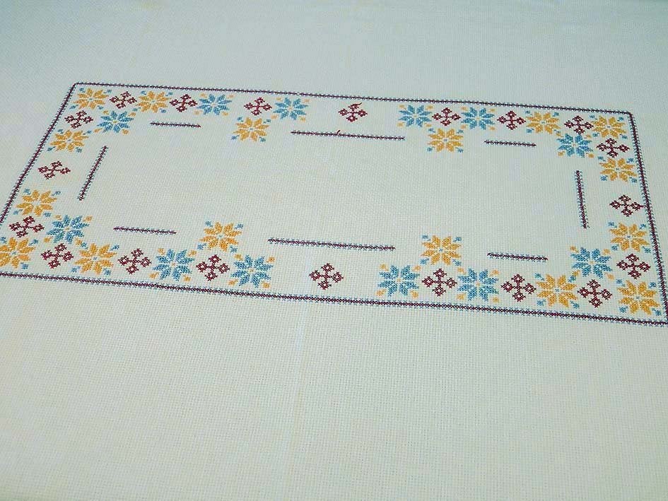 Handgeborduurd Tafelkleed: 240x130 cm., Huis en Inrichting, Ophalen, Zo goed als nieuw, Wit, Rechthoek